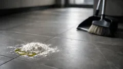 Come pulire l’olio caduto a terra senza aloni: il trucco della farina