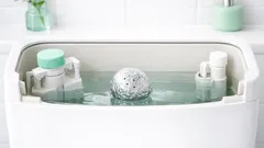 Palline nella cassetta del WC con carta d’alluminio: il trucco per profumare a ogni scarico