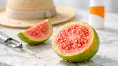 Guava e vitamina C: il frutto che sostiene collagene e luminosità della pelle