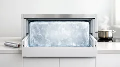 Come sbrinare il freezer in fretta con la carta alluminio e una pentola d’acqua bollente